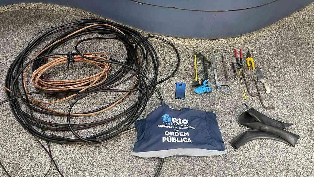 Ação da Ordem Pública apreende 200 kg de cobre e prende suspeitos | Além dos cabos, foram encontradas ferramentas como uma faca, serras, alicates e um telefone celular