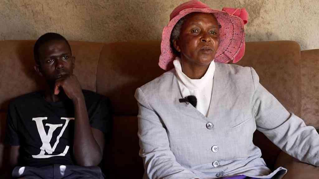 Investigação revela rede de tráfico de órgãos do Quênia à Alemanha | Amon Kipruto Mely e sua mãe Leah Metto em sua casa no oeste do Quênia: “Eles estão ganhando dinheiro com crianças pequenas”