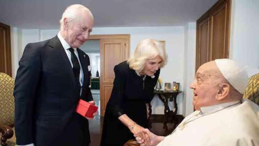 Morte do papa gera comoção e condolências de líderes globais | Rei Charles III e rainha consorte Camilla do Reino Unido durante encontro com Papa há poucos dias