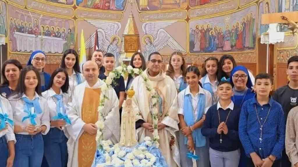 Em Gaza, única paróquia católica presta homenagens ao papa | Fiéis na paróquia em Gaza em 8 de abril