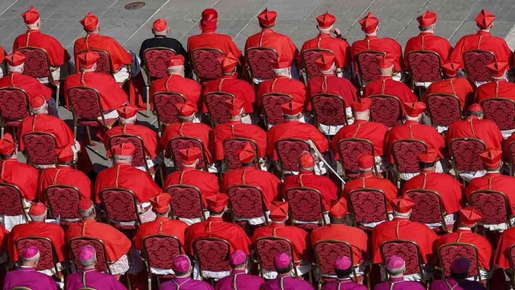 Conclave sinaliza abertura além da Europa e inclui brasileiro entre os papáveis | Cardeais reunidos para consistório na Praça São Pedro, em 30 de setembro de 2023