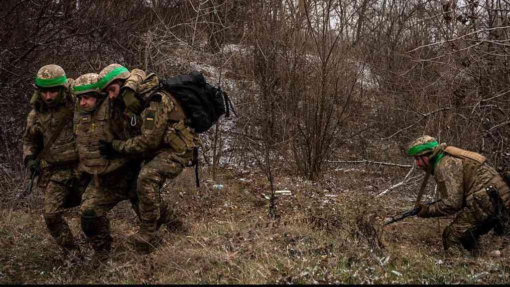 Governo ucraniano quer mais combatentes brasileiros em seu exército | Soldados ucranianos treinando manobras de evacuação nas proximidades da frente de batalha contra a Rússia