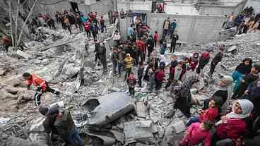 Ataques aéreos em Gaza: Escola e hospital atingidos