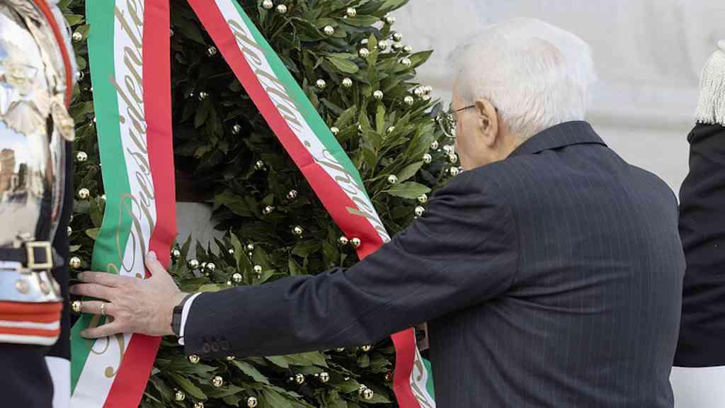 Celebrações do Dia da Libertação na Itália têm homenagens ao papa | Mattarella participou de cerimônia em Roma
