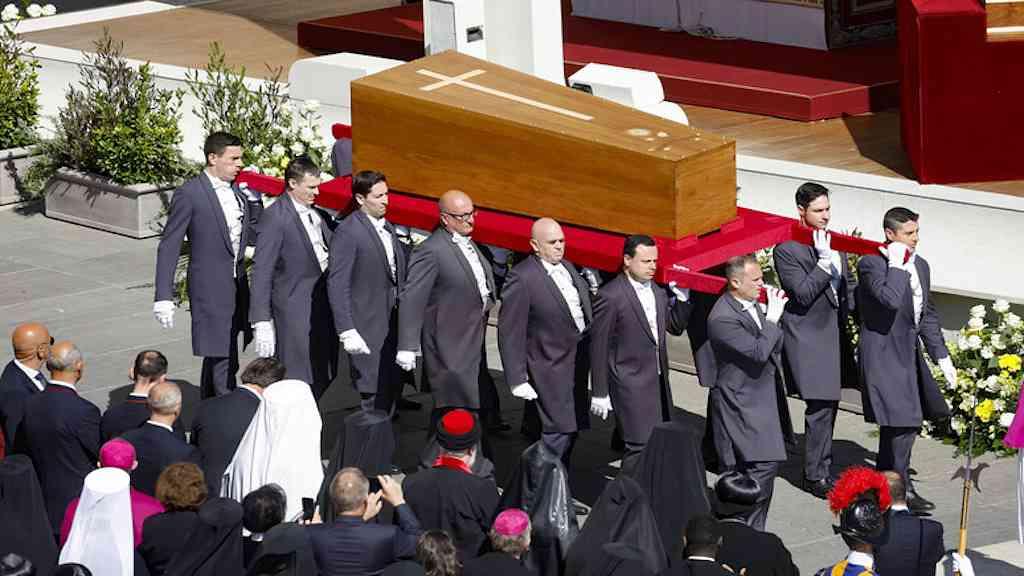 Multidão de 250 mil homenageia Francisco em cerimônia marcada por emoção | ‘Sediários ‘ carregam caixão do papa