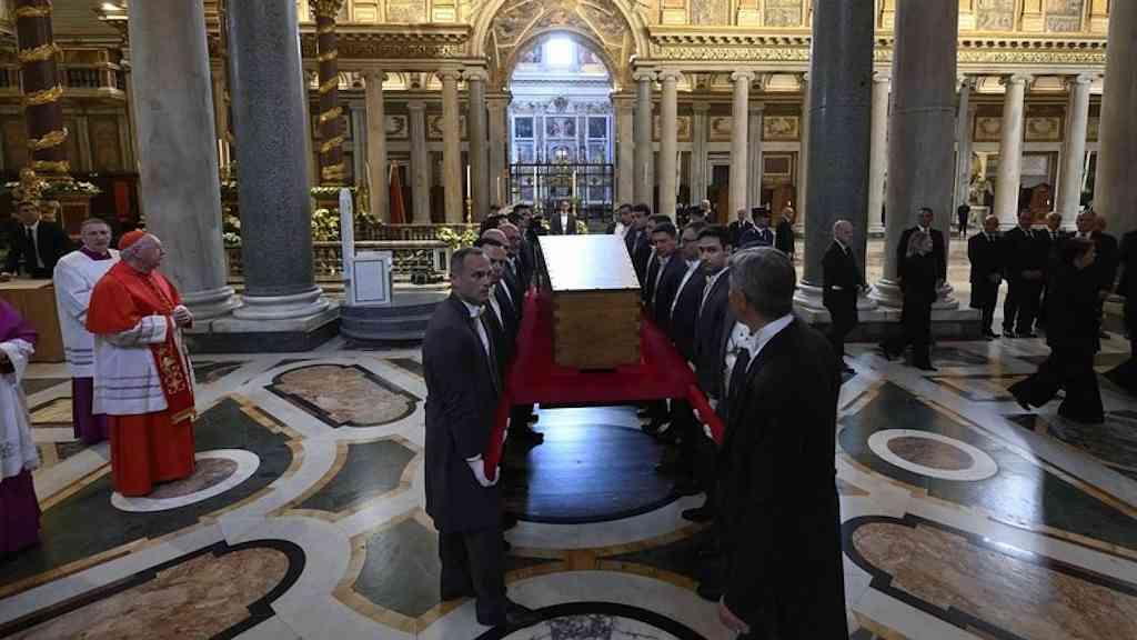 Papa Francisco é sepultado na Basílica de Santa Maria Maior | Enterro ocorreu após missa de Exéquias na Basílica de São Pedro