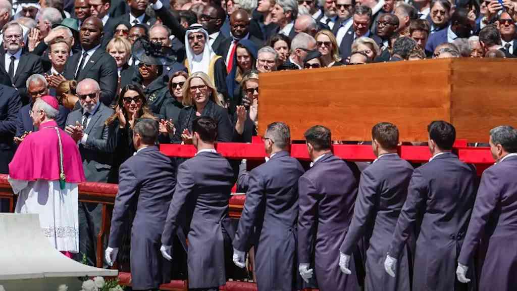 No Vaticano, Lula destaca legado do papa no combate às desigualdades | Presidente acompanhou a Missa de Exéquias do papa Francisco