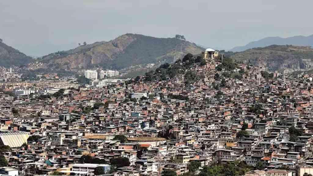 Chefe do tráfico teria ligação com comandantes de UPP no Alemão, aponta PF | PF revela conexão entre chefe do tráfico e comandantes de UPP no Complexo do Alemão