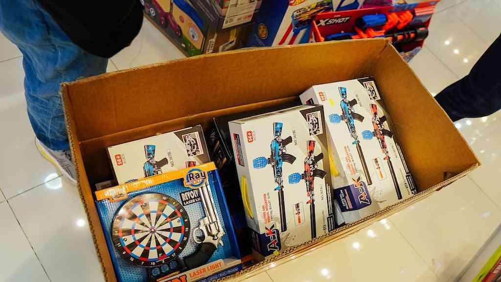 Polícia do Rio realiza ação contra venda irregular de armas de gel | Polícia Civil realiza operação contra venda irregular de armas de gel