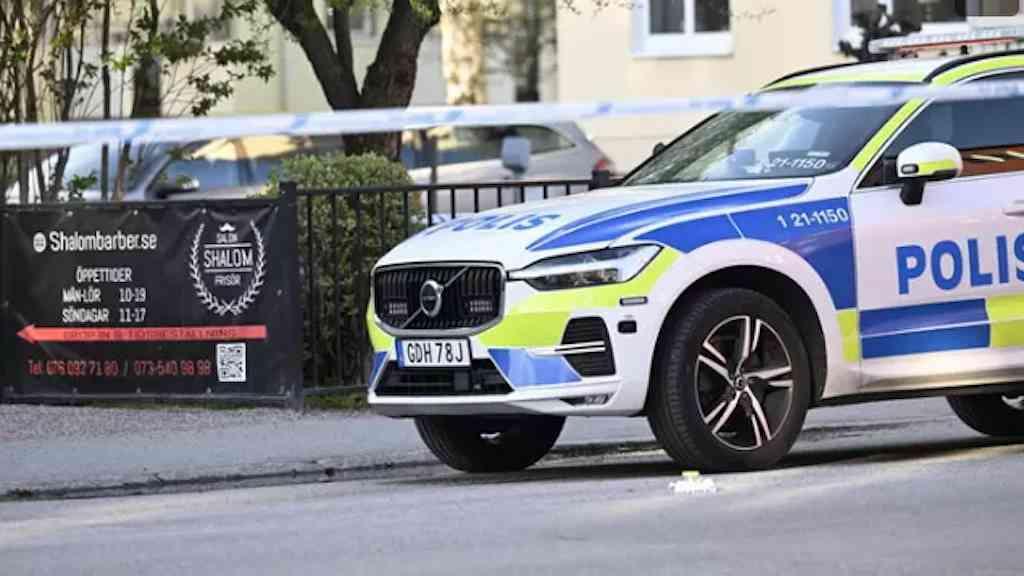 Adolescente é preso na Suécia após ataque a tiros que deixou três mortos | Policiais cercam a área do ataque a tiros em Uppsala, na Suécia
