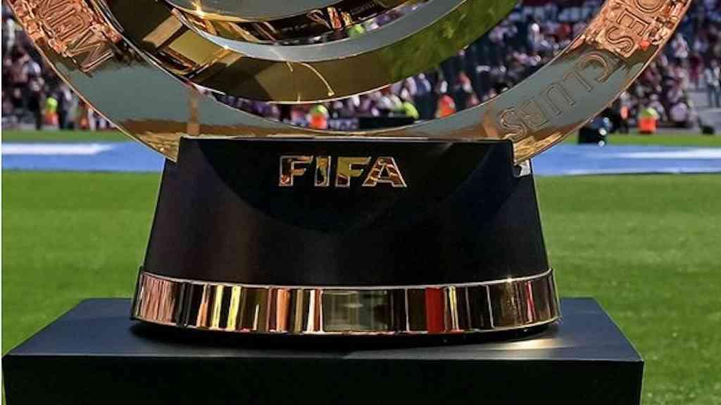 Troféu do Mundial de Clubes chega ao Rio e passa por clubes cariocas | Taça passará por três clubes cariocas e depois seguirá para SP