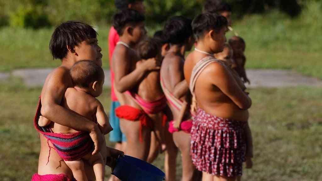 Mortes caem 21% em terra Yanomami no último ano | Surucucu (RR), 9/2/2023 – Mulheres e crianças yanomami em Surucucu, na Terra Indígena Yanomami