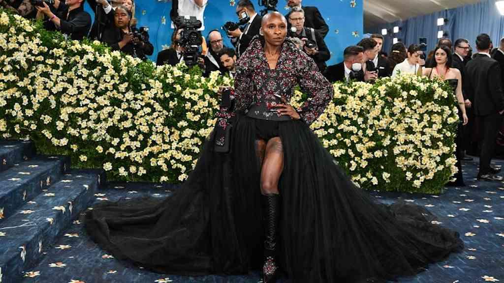 Met Gala 2025 tem protestos e revelação de gravidez | Met Gala aconteceu na segunda-feira em Nova York