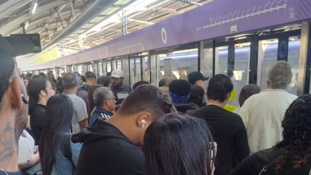 Passageiro morre ao ficar preso entre trem e plataforma no metrô de SP | Linha Lilás-5 congestionada após morte na estação Campo Limpo