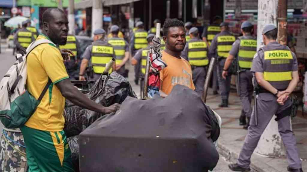 Ambulante é morta após ação policial que matou senegalês no Brás | Vendedores ambulantes interrompem o trabalho e recolhem seus produtos no Brás quando cordão policial passa