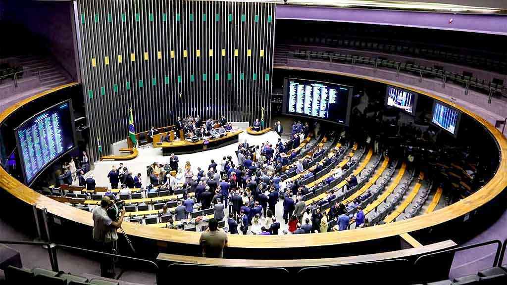 Senadores agora avaliam se haverá aumento no total de deputados | A maioria dos parlamentares, na Câmara, integra as forças da direita