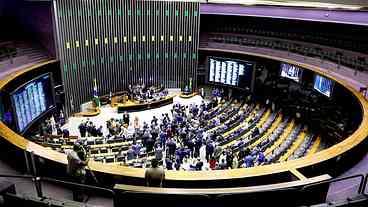 Senadores Avaliam Aumento no Número de Deputados