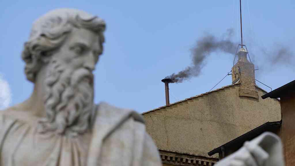 Sem decisão: segundo dia do conclave começa com sinal de impasse | Esta é a segunda fumaça preta liberada pelo conclave