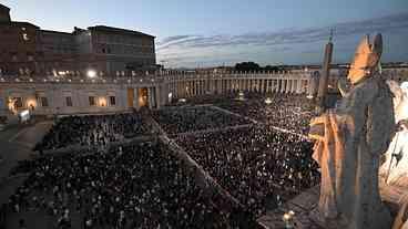 Protesto Feminino com Fumaça Rosa no Vaticano