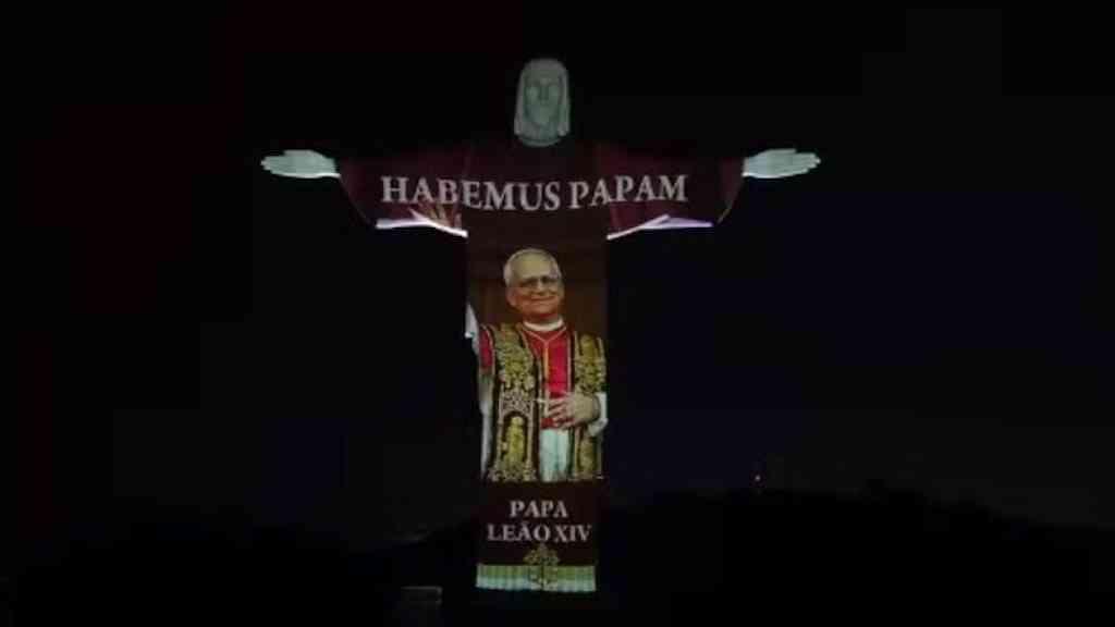 Cristo Redentor projeta imagem de Leão XIV após eleição papal | Cristo Redentor exibe imagem do papa Leão XIV 