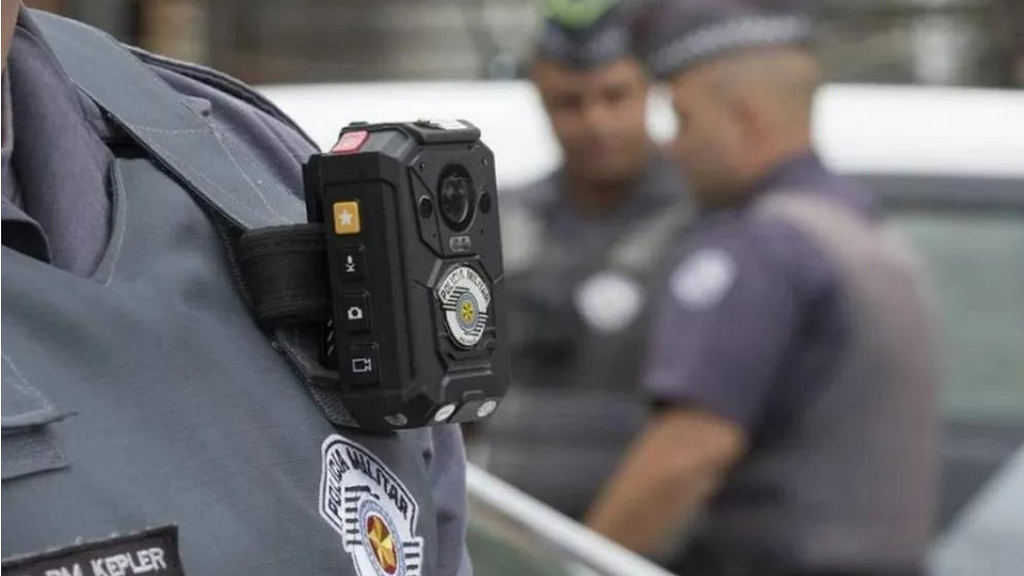 STF valida acordo sobre uso de câmeras por PM de São Paulo | Câmera corporal em uniforme de policial militar do Estado de São Paulo