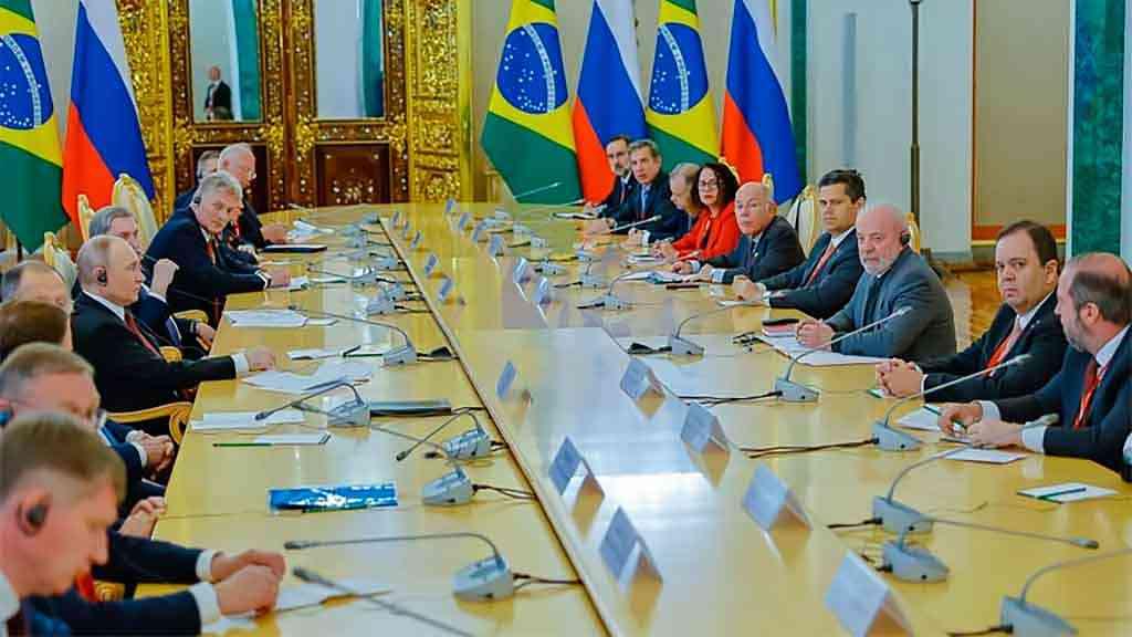 Lula e Putin ampliam amizade entre Brasil e Rússia | As delegações da Rússia e do Brasil reuniram-se no Kremlin, para assinatura de acordos bilaterais