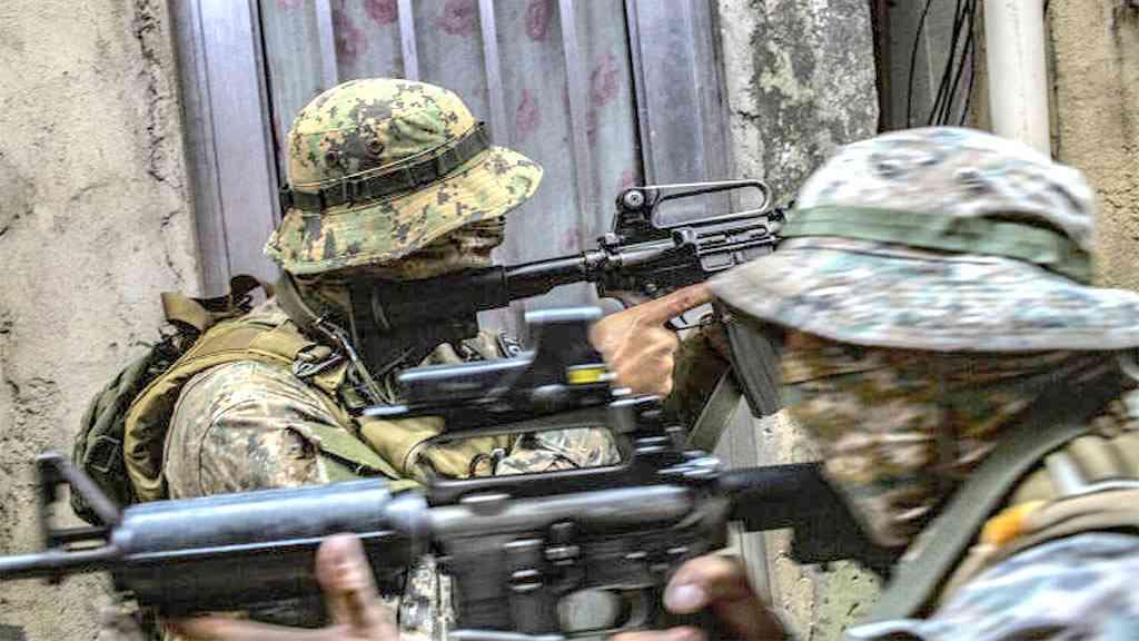 Projeto de Lei agrava atuação da milícia e amplia penas aos criminosos | Homens da Polícia Militar realizam patrulhamento em ruas do Rio de Janeiro