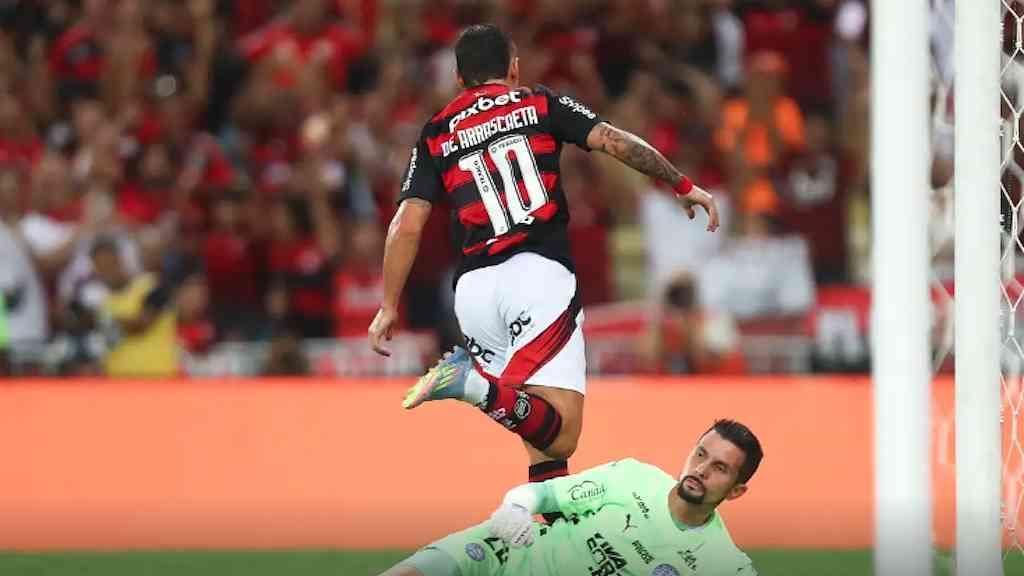 Flamengo vence o Bahia e lidera o Brasileiro | Rubro-Negro derrotou o Bahia por 1 a 0 no estádio do Maracanã