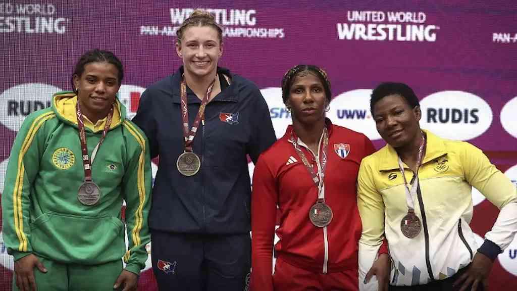 Brasil fatura duas medalhas no Pan de wrestling | Thamires Machado (esquerda na foto) é prata e Calebe Ferreira bronze