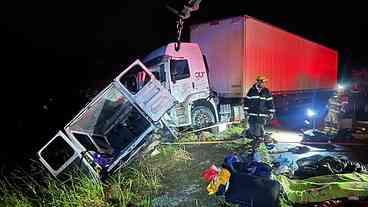 Colisão entre carreta e van deixa 9 mortos em MG
