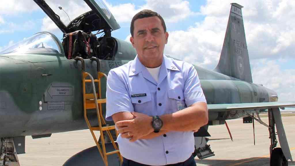 Bolsonaro recebeu aviso de prisão, confirma brigadeiro | O comandante da FAB, tenente-brigadeiro do ar Baptista Júnior, afasta-se de Bolsonaro
