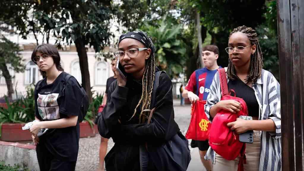 Enem volta a valer como certificado do ensino médio | Participante que quer diploma deve ter 18 anos completos até primeira prova