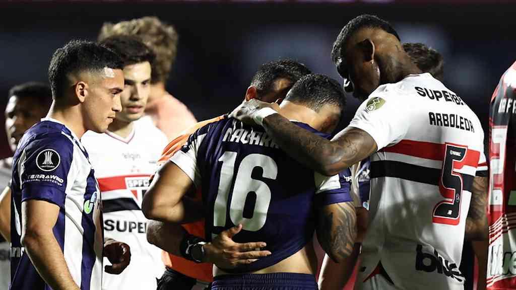 Jogador do São Paulo é acusado de xenofobia por atleta do Talleres | Navarro ficou visivelmente abalado com os supostos insultos de Bobadilla