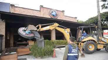 Fachada do Frontera na Barra é demolida por irregularidade