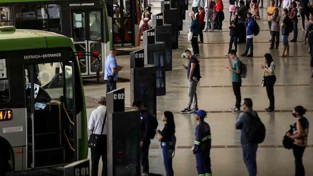 Mais de 20 milhões no Brasil ainda vivem sem internet, aponta pesquisa | Não saber mexer é o principal motivo apontado, indica o IBGE