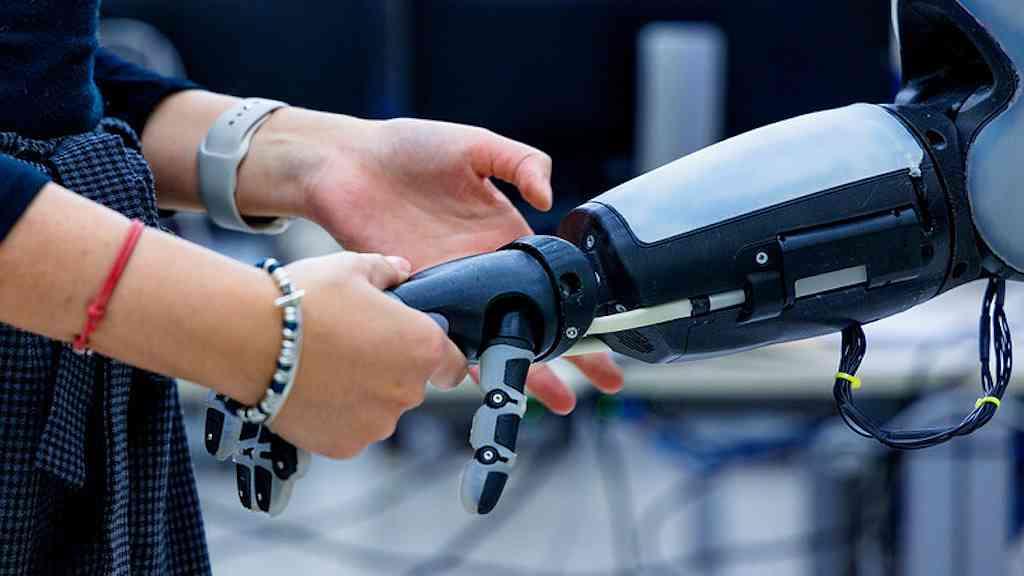 Brasil e Itália desenvolvem pele artificial com sensibilidade humana | Pele artificial ítalo-brasileira permite aplicações em robôs e em próteses biônicas