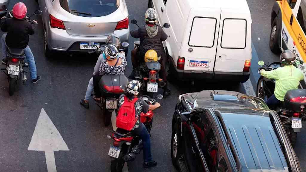 Sem acesso ao transporte, cresce uso arriscado de motos | País tinha 29 milhões de motos em circulação em junho de 2025