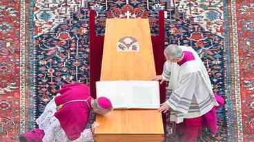 Bento XVI é sepultado nas criptas da Basílica de São Pedro