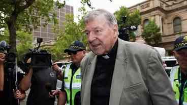 Cardeal australiano absolvido de pedofilia morre aos 81 anos