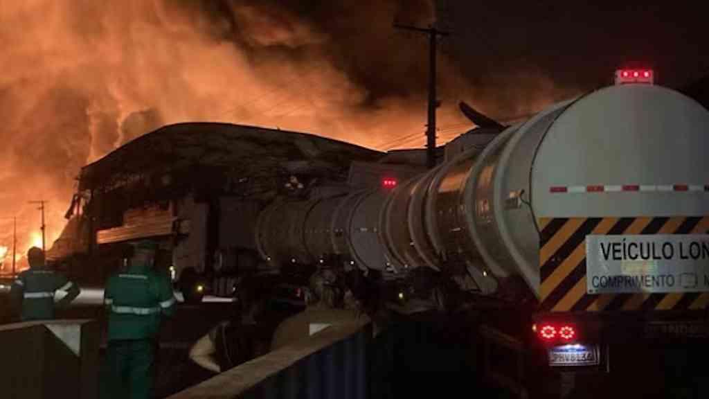 Incêndio em fábrica da Effa Motors mobiliza bombeiros em Manaus | Incêndio em fábrica de Manaus segue intenso e bombeiros devem continuar combate durante a madrugada