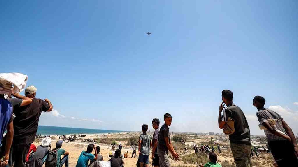 Itália retoma envio de ajuda humanitária a Gaza | Palestinos aguardam por arremessos aéreos de suprimentos em Gaza