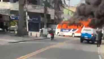 Criminosos queimam ônibus e fazem sequestros na Ilha