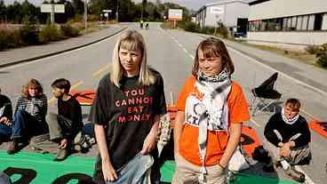 Ativistas Bloqueiam Refinaria de Petróleo na Noruega