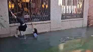Gôndola tomba e turistas caem em canal de Veneza