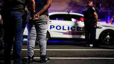 Repressão de Trump a Imigrantes e Crise no ICE