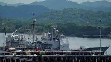 Navio de guerra dos EUA cruza canal do Panamá rumo ao Caribe