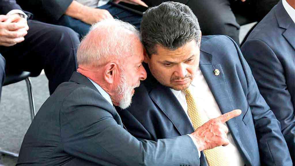 Lula e aliados conversam sobre atual relacionamento com União Brasil | Lula e Alcolumbre têm mantido conversas sobre o apoio ao governo, no Congresso