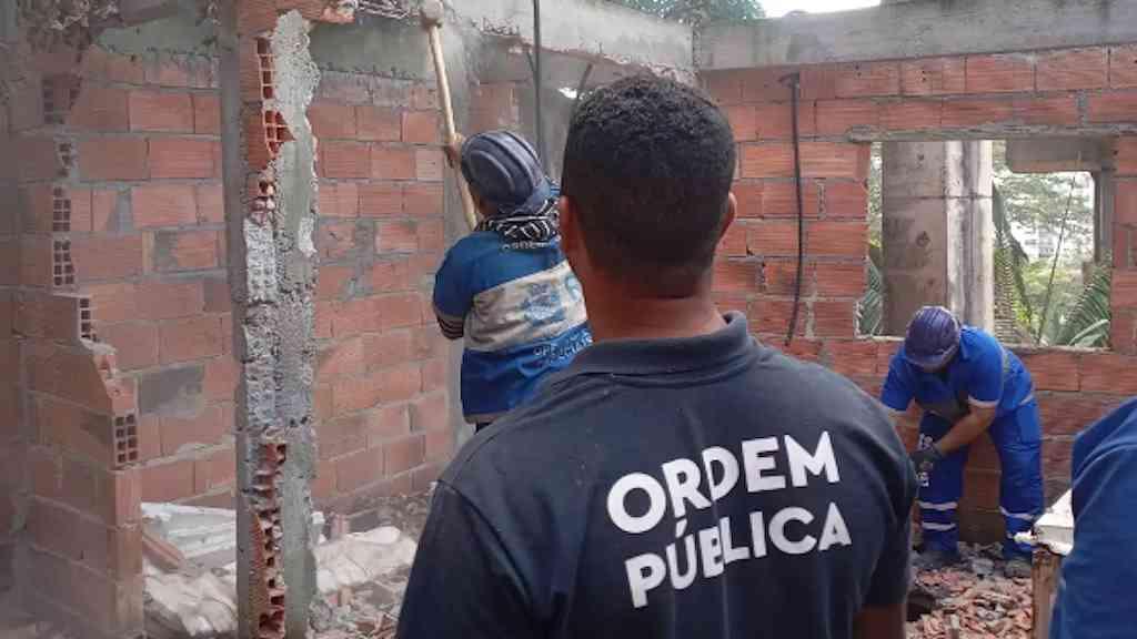 Construções irregulares são demolidas no Santa Marta, Botafogo | Operários demoliram construções no Santa Marta