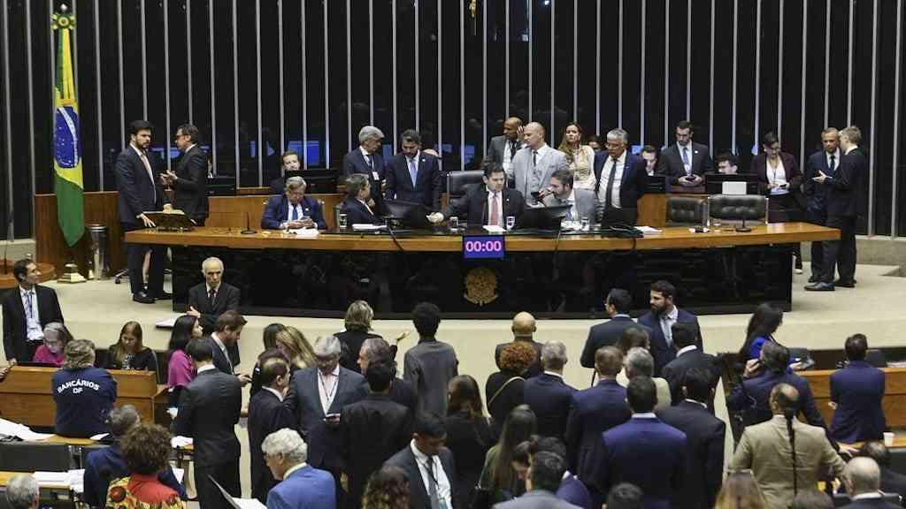 ‘Centrão’ manobra e inclui voto secreto na PEC da Blindagem | Durante a madrugada, o ‘Centrão’ foi surpreendido pela falta de quórum