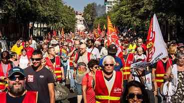 Greve na França contra austeridade aumenta pressão sobre Macron